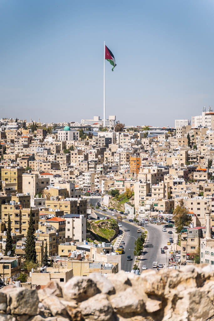De Jordaanse vlag op een heuvel in Amman