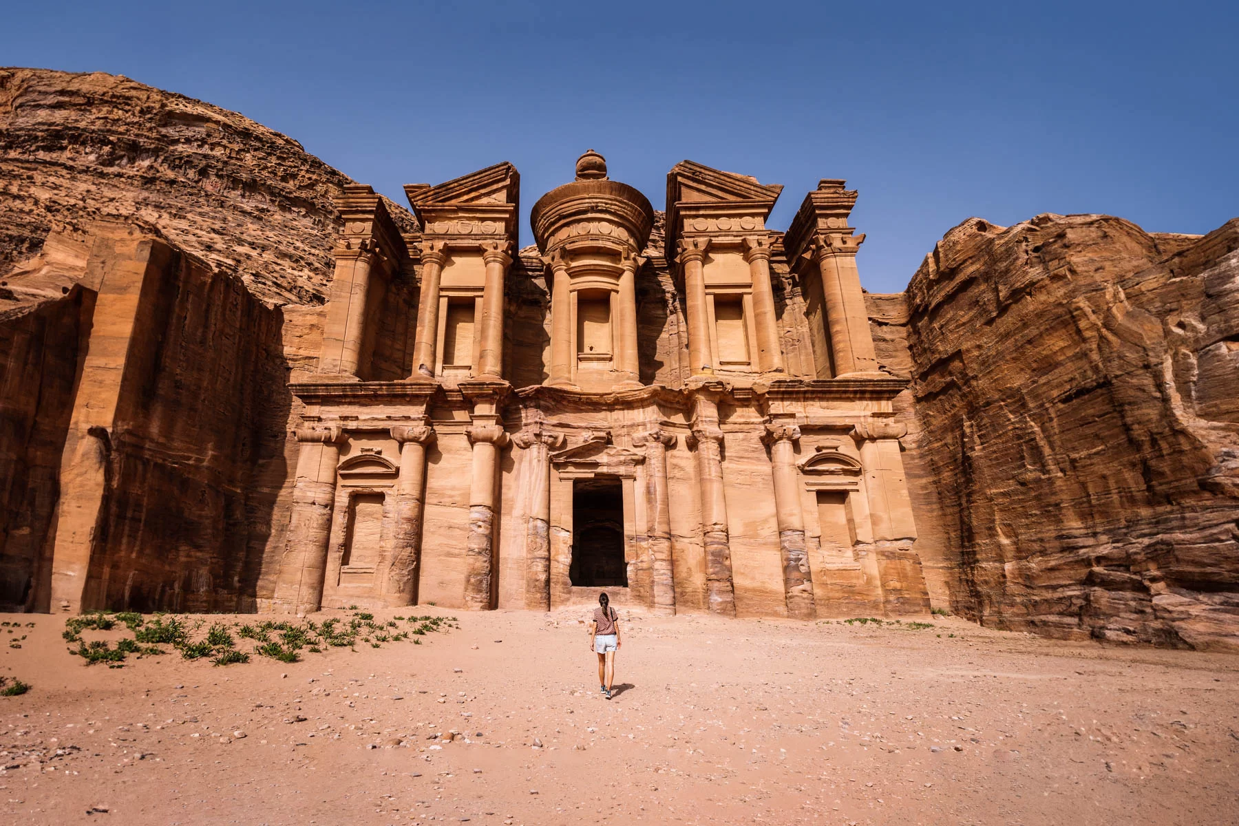 Hiking in Petra: Two Essential Trails via @placeswithoutdoors