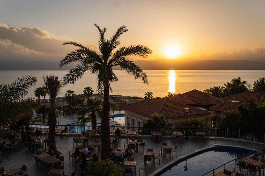 Zonsondergang aan het Dead Sea Spa Hotel